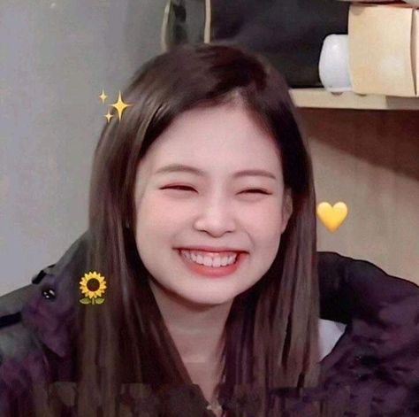 Jennie kim gummy smile 😻😀 so cute Blackpink Meme, Memes Blackpink, Blackpink Memes, Rosé Jisoo, Lisa Blackpink Wallpaper, Blackpink Funny, Jennie Kim Blackpink, Jennie Lisa, Kim Jisoo