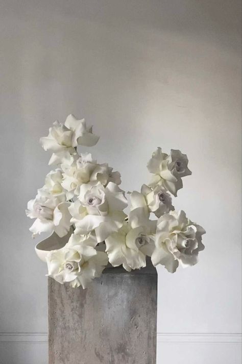 Ikebana With Roses, Frida Kim Flowers, Modern Elegant Wedding Flowers, Modern Rose Arrangements, Modern Floral Bouquets, Winter Wedding Arrangements, White Modern Floral Arrangement, Modern White Floral Arrangements, Modern White Bridal Bouquet