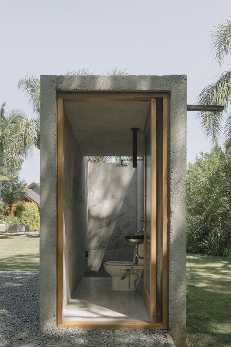 Atelier Workshop / Berzero Jaros – ideasgn Outdoor Bathroom Design, Outdoor Toilet, Outdoor Bath, Outdoor Bathrooms, Concrete House, Toilet Design, Diy Patio, Outdoor Shower, Contemporary Architecture