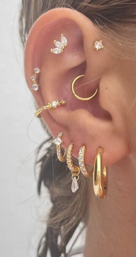 Piercing Stacks, Minimalist Ear Piercings, Ear Stacks, Earring Stacks, Xoxo Jewelry, Types Of Ear Piercings, Earring Stack, Ear Piercing Ideas, Cool Ear Piercings