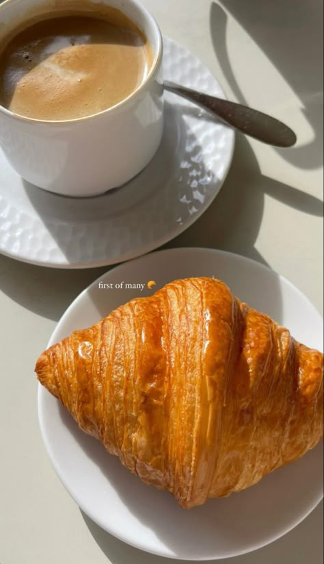 Coffee With Croissant, Croissant And Coffee Aesthetic, Croissant Aesthetic, Croissant And Coffee, Coffee And Croissants, Coffee Shop Aesthetic, Good Morning Coffee, Food Snapchat, Cafe Food