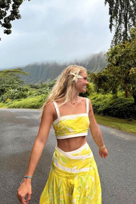 What to Wear in Hawaii to Look Hotter Than a Sunset View (Laid-Back, Lei-Wearing Slayage) Hawaii Local Outfits, Hawaii Casual Outfit, Tropical Cruise Outfit Ideas, Midsize Hawaii Outfits, Hawaii Hike Outfit, Kauai Outfits, Tropical Aesthetic Outfit, Maui Outfit Ideas, Beach Skirt Outfit