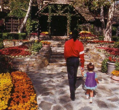 At Neverland remembering the children. Harry Benson, Neverland Ranch, Michael Jackson Neverland, Hee Man, Photos Of Michael Jackson, Michael Jackson Art, Joseph Jackson, Michael Jackson Pics, King Of Pop