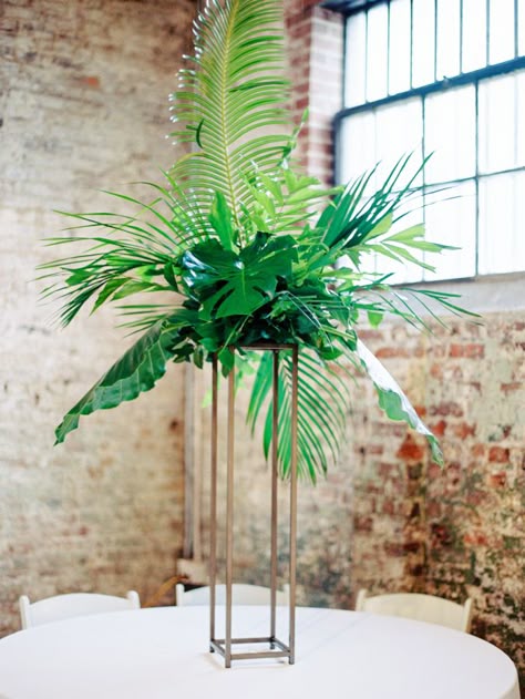 Palm Leaf Centerpiece, Tropisk Fest, Leaf Centerpiece, Tropical Wedding Centerpieces, Tropical Centerpieces, Expensive Flowers, Tropical Art Deco, Tall Wedding Centerpieces, Unique Wedding Flowers