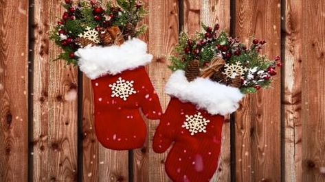 DIY Santa Mitten Oven Wall Hanging | DIY Joy Projects and Crafts Ideas Glove Crafts Christmas, Kitchen Mittens Diy Gifts, Oven Mitt Gift Ideas, Christmas Oven Mitts Diy, Santa Mittens From Oven Mitts, Christmas Mittens, Mittens Christmas Decor, Mittens Decoration Winter Craft, Christmas Tree Mitten Ornaments