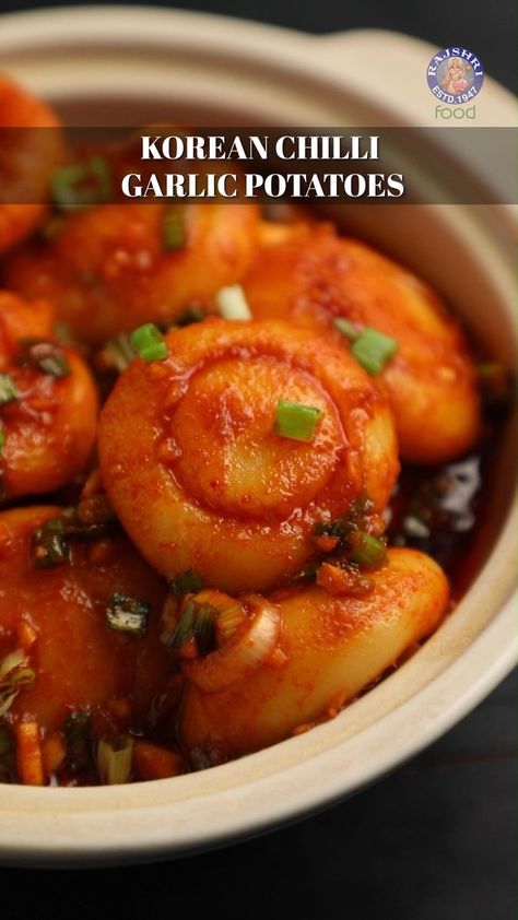 Korean Chilli Garlic Potato ❤🔥 Ingredients: Water (for boiling) 400 gms Potatoes (diced) 2 pinch Salt ¾ cup Corn Flour 2 pinch Salt 1 tsp Oil Water (as required) Oil Oil (for greasing) 2 tbsp Garlic (chopped) 1 Spring Onion Greens (chopped) 1 tsp Powdered Sugar Corn Flour Recipes, Onion Greens, Korean Potatoes, Chilli Potato, Ice Cold Water, Boiled Corn, Red Chilli Powder, Garlic Potatoes, Corn Flour