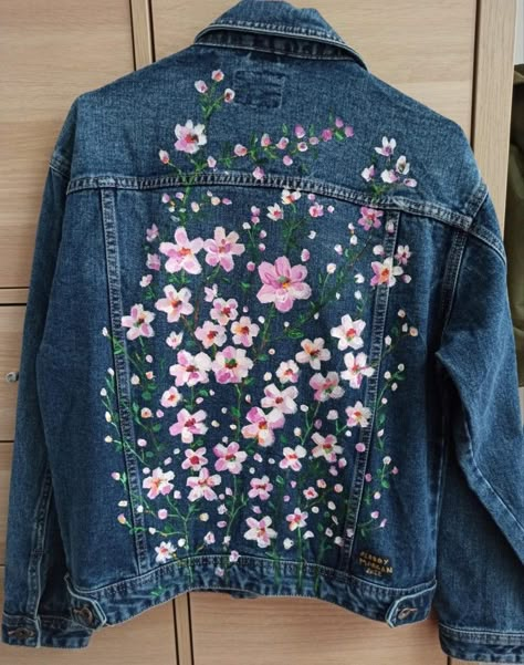 Para Julia Painted Denim Jacket Ideas, Art And Craft Painting, Painting On Denim, Jean Flowers, Painting Denim, Denim Bleach, Denim Painting, Denim Jacket Embroidery, Custom Jeans Diy