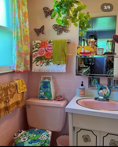 Diy Aesthetic Bathroom Decor, Kitschy Bathroom Decor, Weird Bathroom Ideas, Funky Bathroom Vanity, Bathroom 70s Style, Funky Bathroom Aesthetic, 70s Bathroom Ideas, Funky Bathroom Decor Ideas, Grandma Core Bathroom