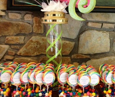 place cards in gumbals Candy Theme Wedding, Gummy Bear Table, Lollipop Seating Chart, Candyland Theme Table Centerpiece, Bat Mitzvah Candy Bar, Gumball Party, Candy Themed Party, Bar Mitzva, Mitzvah Decor