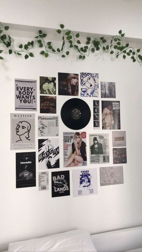 Bedroom Inspo Taylor Swift, Posters On Wall Bedroom Taylor Swift, Taylor Swift Themed Room Decor, Room Ideas Aesthetic Taylor Swift, Taylor Swift Wall Decor Ideas, Taylor Swift Room Inspiration, Taylor Swift Aesthetic Room Decor, Taylor Swift Dorm Room, Taylor Swift Bedroom Decor