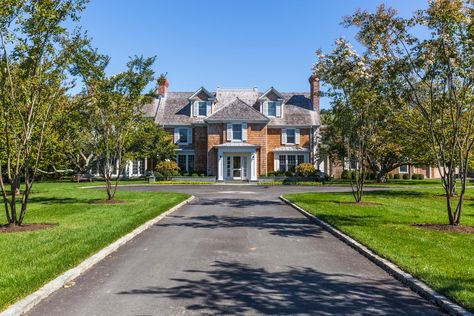 Boris Baranovich Architects, P.C.Southampton Renovation New york architect hamptons Hampton Style Homes Exterior, Hamptons Style Homes Exterior, Hampton Style Homes, Hampton Exterior, Traditional Hamptons, Hamptons Houses, Beachfront Mansion, Hampton Style Home, Hampton Style