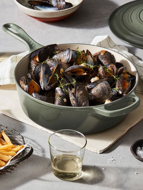 You don’t have to travel to a Parisian bistro to experience the classic French dish: Moules Frites. Simply mussels with French fries, it’s a quick and easy dish to make at home anytime you have access to fresh mussels. Feel free to swap out the thyme for whatever herbs you have in the fridge, and if you’re not a fan of fries a freshly torn baguette is also perfect for dipping in the delicious sauce. Meat Ragu, Bread Roast, Chicken Vindaloo, French Fries Recipe, Induction Oven, Classic French Dishes, Dish Warmer, Vindaloo, Fries Recipe