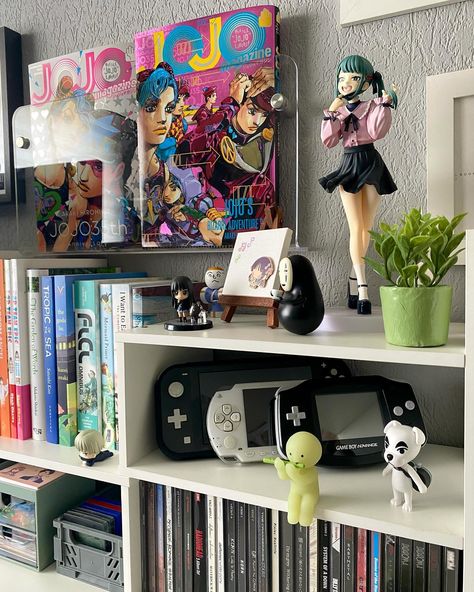 Game Display Ideas, Anime Shelves, Geek Room Ideas, Manga Room Decor, Cosplay Room, Amine Aesthetic, Otaku Room Aesthetic, Manga Room, Anime Room Decor