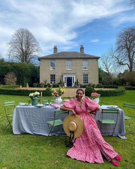 Best Dress Websites, Paula Sutton, Housewife Dress, Fancy Flats, Interior Columns, Light Blue Prom Dress, Carolyn Murphy, 50s Fashion Dresses, English Decor