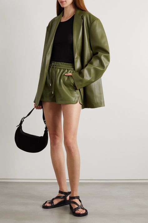 Green Leather Shorts Outfit, Green Leather Shorts, Shorts Verde, Leather Shorts Outfit, Short Pants Outfit, Outfits Shorts, The Frankie Shop, Frankie Shop, Luxury Women Fashion