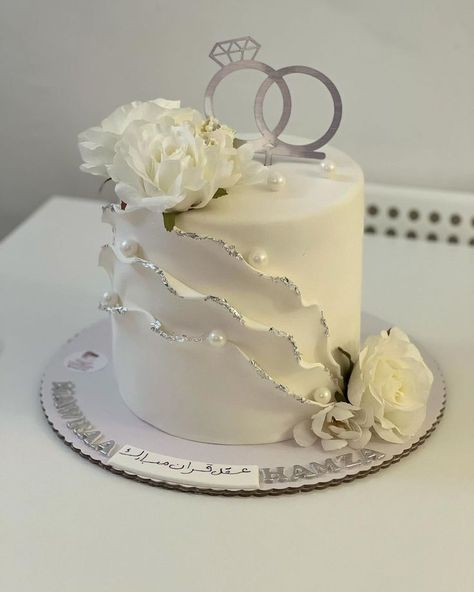 By: @dizayn_cake on IG Engagement Party Cake, Cupcake Tower Wedding, Wedding Cake Pearls, Silver Wedding Cake, Beautiful Cake Designs, Simple Cake Designs, Wedding Anniversary Cake, Creative Cake Decorating, Creative Birthday Cakes