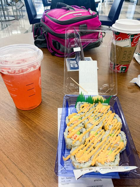 A school lunch that consist of store bought sushi , and a Starbucks strawberry açaí next to a pink lunch bag School Food Aethstetic, Sushi School Lunch, Sushi For School Lunch, Snacks For High School Students, Asian Lunch Ideas For School, School Lunch Inspo Teens, School Lunch Ideas For College Students, Aesthetic Healthy Lunch Ideas For School, School Lunch High School