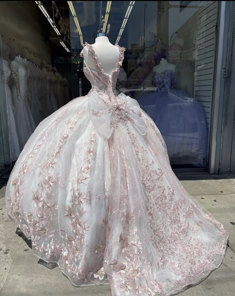 White Quince Dress, White Sweet 16, Light Pink Quinceanera Dresses, White Quince Dresses, Sweet 16 Party Dress, Quince Dresses Champagne, Champagne Quinceanera Dresses, Quinceanera Pink, Quinceanera Themes Dresses