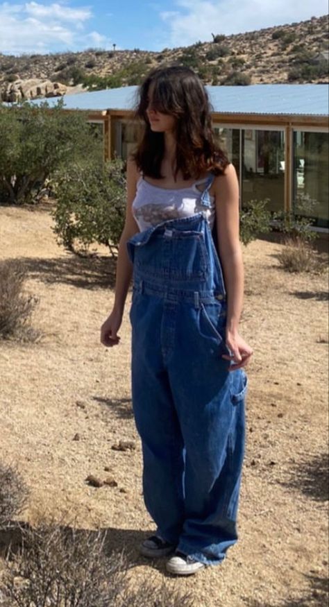 Modest Summer Outfits Jeans, Baggy Overalls Outfit 90s, Dungarees Aesthetic, Striped Overalls Outfits, Dungree Styles, Baggy Overalls Outfit, Farm Outfits, Overalls Aesthetic, Overalls Outfit Summer