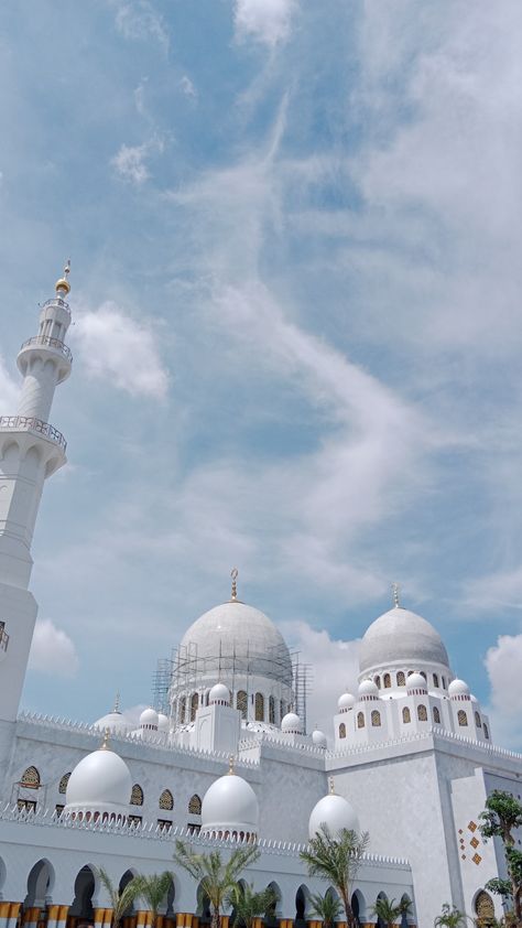 White Masjid Wallpaper, Islamic Mood Board, Foto Masjid, Masjid Aesthetic, Peaceful Wallpaper, Hippie Commune, Mosque Design Islamic Architecture, Masjidil Haram, Blue Sky Wallpaper