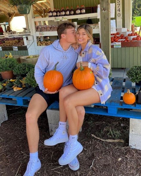 Fall Date Ideas, Fall Couple Pictures, Pumpkin Patch Photoshoot, Fall Couple Photos, Pumpkin Patch Pictures, Fall Photo Shoot Outfits, Fall Couple, Regular People, Cute Date Ideas