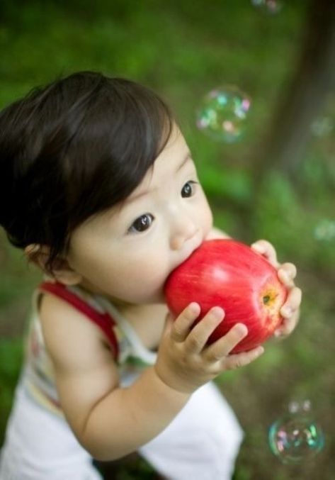 Eating Apple Photography, Apple Photography, Asian Babies, We Are The World, Little People, Baby Fever, Baby Pictures, Children Photography, Baby Photography