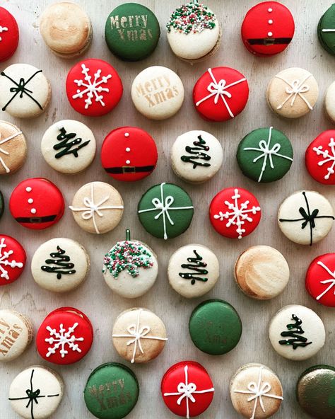 Macroon Cake Ideas, Christmas Macarons Decoration, Xmas Macarons, Christmas Macaron Recipe, Macaroon Christmas, Christmas Macaroons, Macaroons Christmas, Donut Decorating Ideas, Mini Christmas Cakes