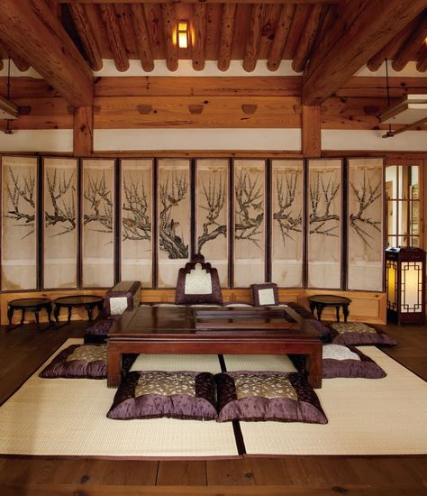 Hanok House Korean Traditional Interior, Traditional Korean Bedroom, Korean House Interior, Korean Interior Design, Hanok House, Tea Room Design, Korean Traditional House, Traditional Korean House, Japanese Home Design