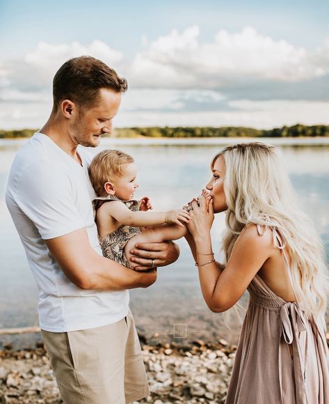 Beach Photoshoot Family, Fall Photoshoot Family, Outdoor Family Photoshoot, Newborn Family Pictures, Baby Family Pictures, First Family Photos, Sweaty Palms, Cute Family Photos, Family Photos With Baby