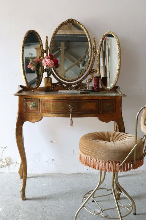 https://www.vinterior.co/furniture/tables/dressing-tables/petite-vintage-gold-florentine-three-drawer-kidney-shaped-dressing-table-or-writing-desk-sku16441404 Beauty Desk, Victorian Vanity, Vintage Writing Desk, Victorian Home Decor, Vintage Dressing Tables, Antique Vanity, Beautiful Decoration, Vanity Table, Home Decor Trends