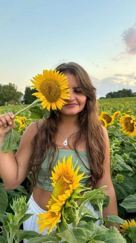 Sunflower Picking Pictures, Sunflower Field Inspo Pics, Pose With Sunflower, Photo Shoot In Sunflower Field, Sunflower Selfie Ideas, Poses With Sunflower, Poses For Pictures Instagram With Flowers, Sunflower Picture Poses, Sun Flower Photography Pictures