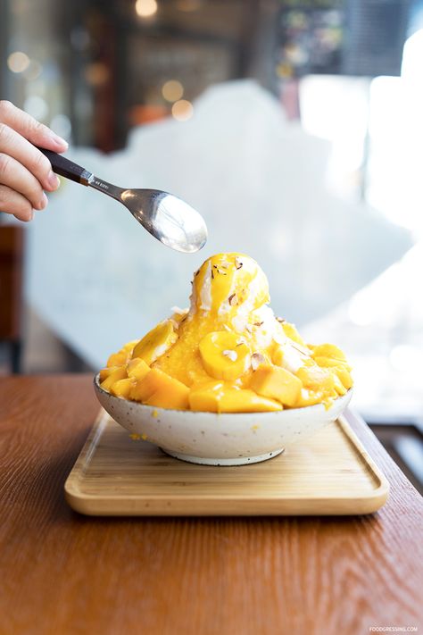 Mango Banana Shaved Ice Dessert | Sulmida Dessert Cafe Bingsu Photography, Mango Shaved Ice, Korean Dessert Cafe, Shaved Ice Dessert, Ice Dessert, Mango Desserts, Desserts Around The World, South Korean Food, Indonesian Desserts