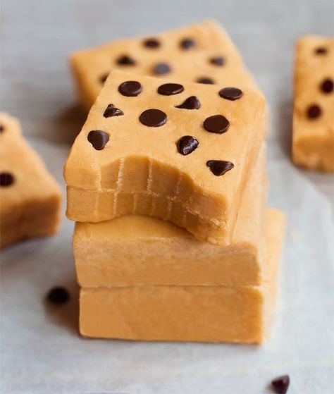 This secretly healthy peanut butter fudge literally MELTS in your mouth! Cookie Dough Fudge, Chocolate Covered Katie, Homemade Chocolate Bars, Peanut Butter Fudge Recipe, Fudge Chocolate, Fudge Flavors, Vegan Peanut Butter Cookies, Healthy Cookie Dough, Peanut Butter Banana Smoothie