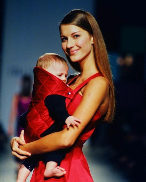 Taurus Girl, Gisele B, Vintage Runway, Runway Shoes, 90s Model, Runway Makeup, Gisele Bündchen, Gisele Bundchen, Model Aesthetic