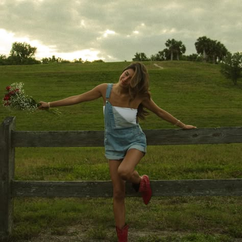 Miley Cyrus Summer Aesthetic, Sweet Aesthetic Outfits, Miley Stewart Summer Outfits, Summer In The Midwest, Miley Stewart Aesthetic, Miley Stewart Summer Aesthetic, Americana Summer Aesthetic, Miley Stewart Outfits, Montana Summer Outfits