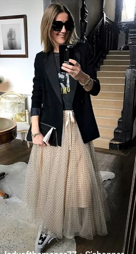 Tan Tulle Skirt Outfits, Brown Tulle Skirt Outfit, Tule Skirt Outfits Casual, Tulle Skirt Outfit Casual, Tule Skirt Outfit, Tulle Skirt Outfit Casual Street Style, Brown Tulle Skirt, Tulle Skirt Outfits Casual, Beige Tulle Skirt