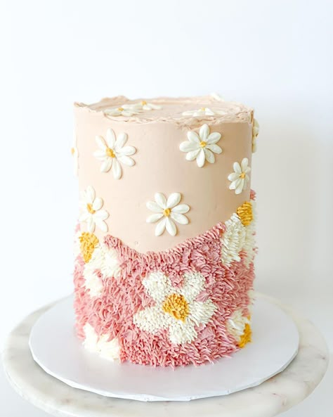 Retro Daisy Cake, Boho Groovy Cake Ideas, Daisy Birthday Cake Ideas, Simple Minimalist Cake, Groovy One Smash Cake, Daisy Themed Cake, Groovy Birthday Cake, Two Groovy Cake, Hippie Cake