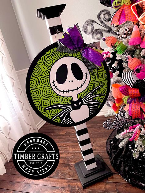 Nightmare Before Christmas Wooden Sign, Nightmare Before Christmas Door Sign, Jack Skellington Wreath Diy, Tim Burton Halloween Decor, Timber Crafts, Jack Skellington Wreath, Tim Burton Halloween, Painted Wood Crafts, Nightmare Before Christmas Tree