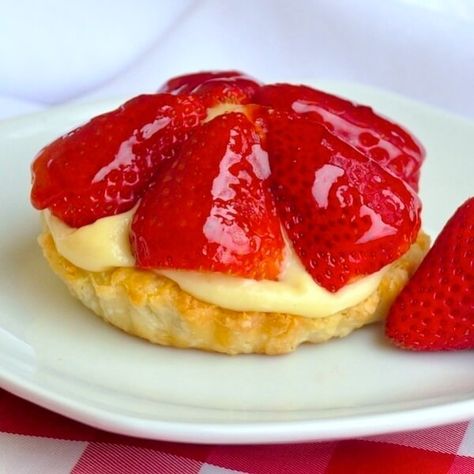 Inspired by the famous Tim Horton's Strawberry Tim Tarts from decades ago, these dessert tarts are sure to hit a nostalgic note; ideal for for Canada Day. Strawberry Tarts Recipe, Canadian Butter Tarts, Strawberry Custard, Strawberry Tarts, Custard Tarts, Tarts Recipe, Caramel Tart, Rock Recipes, Strawberry Tart