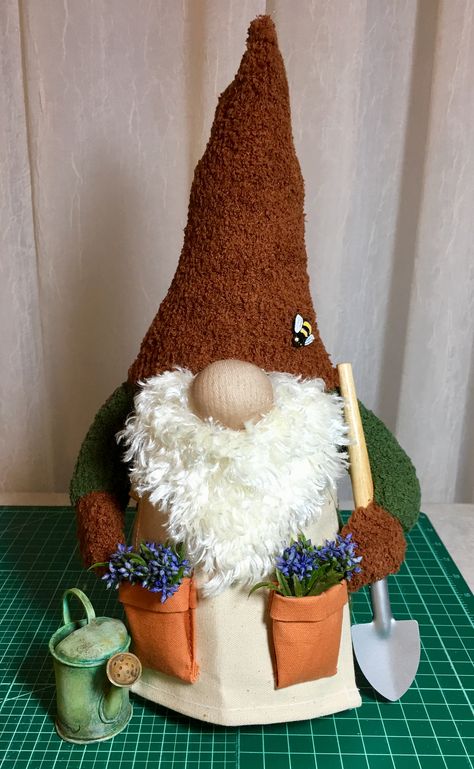 Denim Gnome, Gnome Pictures, Santa Crafts, Gnomes Diy, Diy Gnomes, Fairies Elves, Garden Gnome, Gnome Patterns, Gnomes Crafts