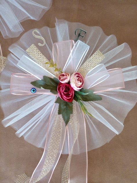 Wedding Gift Hampers, Pew Decorations, First Communion Decorations, Communion Decorations, Wedding Doors, Wedding Gift Pack, Creative Wedding Gifts, Bridal Gift Wrapping Ideas, Handmade Flowers Fabric