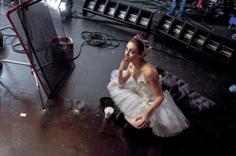 Black Swan Transformation, Mika Kunis Black Swan, Black Swan Behind The Scenes, Black Swan Mila Kunis, Lily Black Swan, Mila Kunis Black Swan, Black Swan Lily, Mila Kunis Movies, Black Swan Movie