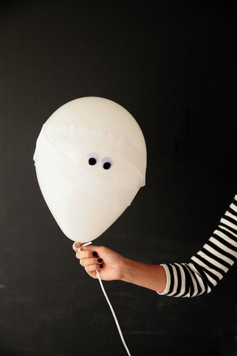 Must-Make Mummy Balloons | AllFreeHolidayCrafts.com Mummy Party, Googly Eye Crafts, Halloween Party Decor Diy, Perfect Halloween Party, Annual Halloween Party, Balloon Crafts, Halloween Balloons, Fun Halloween Decor, Halloween Mummy