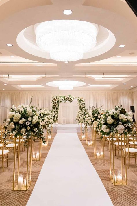 Hotel Ceremony Wedding, Big Wedding Reception Ideas, Black White And Gold Wedding Ceremony, White Gold Wedding Decoration, Wedding Ideas White And Gold, Wedding Ideas Decoration Indoor, Classic Wedding Ceremony Decor, Wedding Patio Decor, White And Gold Event Decor