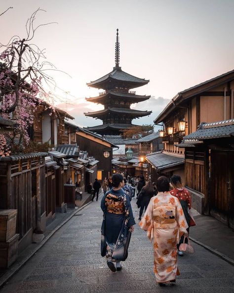 Did you know that the Higashiyama district is one of Kyoto's most breathtaking historic districts. There are many world-famous temples nearby such as Kiyomizudera and Kodaiji, and the entire district is lined by small traditional shops, cafes and restaurants selling local specialities. Walking around the area truly feels like stepping through a time machine.⁣⁣ 📷 antonio_sbarra⁣⁣ Kyoto House, Places In Japan, Kiyomizu Dera, Beautiful Cities, Visit Japan, Sacred Places, Next Holiday, Most Beautiful Cities, Travel Sites