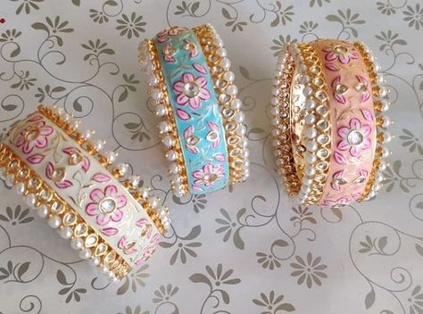 Indian Bride Traditional, Chura Designs, Lac Bangles, Meenakari Jewellery, Earrings Kundan, Bridal Chura, Unique Bangle, Accessories Indian, Silk Thread Jewelry