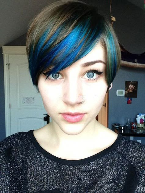 Amazing blue highlights for short hair. Amp up your short hair by adding stylish highlights of metallic blue on top. Pixie Cut Color, Peekaboo Highlights, Short Hair Highlights, Hair Dyed, Short Brown Hair, Hair Streaks, Ombré Hair, Trendy Hair Color, Short Hair Color