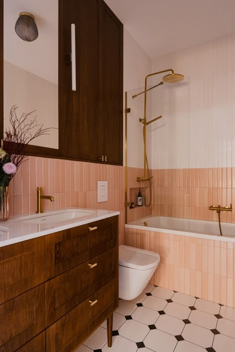 Tan Tile Bathroom, Mid Mod Bathroom, Terracotta Interior Design, Wallpaper Design Ideas, Peach Bathroom, Interior Studio, Balcony Design Ideas, Mid Century Modern Bathroom, Mid Century Bathroom