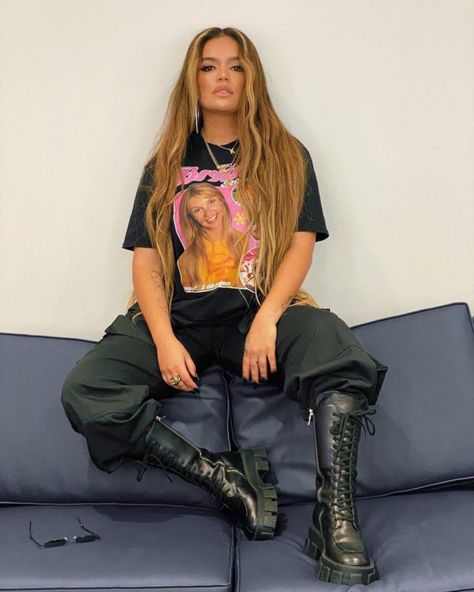 Outfits al estilo Bichota pa que los subas a la story Karol G Outfits, Big Shirt, Dark Outfits, Feminine Art, Dope Fashion, Fashion Fits, Colourful Outfits, Outfits Aesthetic, Concert Outfit