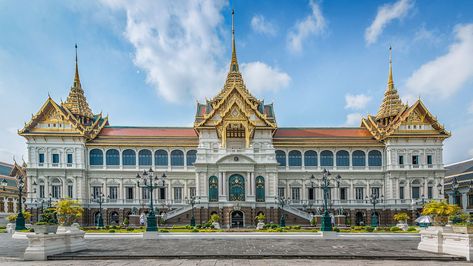 4 Day Bangkok Itinerary for Adventurous Budget Travelers | Glam Granola Travel Bangkok Itinerary, Grand Palace Bangkok, Bangkok Travel Guide, Bangkok City, Grand Palace, Koh Chang, Bangkok Hotel, Bangkok Travel, Ao Nang